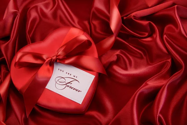Коробка Шоколаду Червоною Стрічкою Атласі — стокове фото