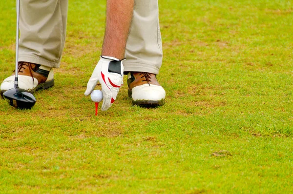 Sênior Colocar Sua Bola Golfe Tee — Fotografia de Stock