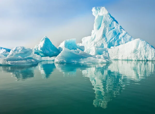 Айсберги Плавают Спокойной Воде Горизонтально Обрамленный Снимок — стоковое фото