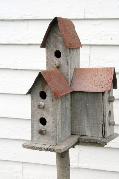 Rusztikus Birdhouse Rozsdás Fémtetű Három Család Számára — Stock Fotó