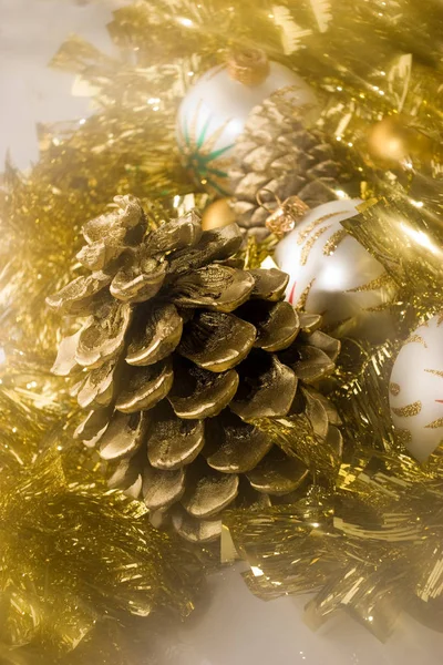 Белый Рождественский Шар Золотой Конус Гирлянда Стрелять Мягким Фильтром — стоковое фото