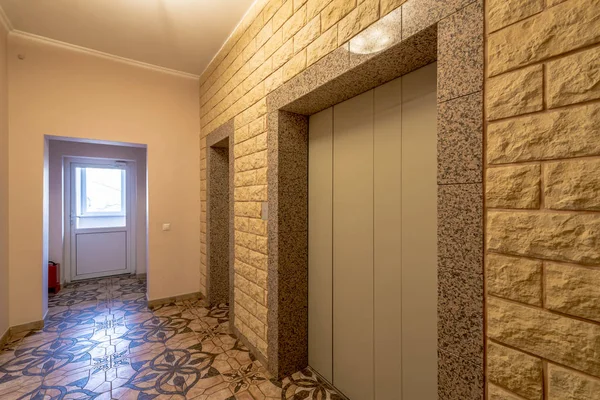 Eingang Eines Wohnhauses Mit Aufzug — Stockfoto