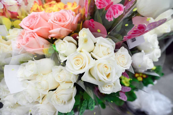 Een Bloemenboeket Met Veel Verschillende Bloemen — Stockfoto