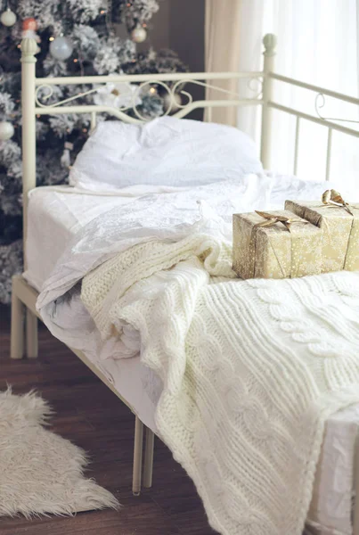 Membungkus Hadiah Tempat Tidur Dekat Pohon Natal Dihiasi Kamar Hotel — Stok Foto
