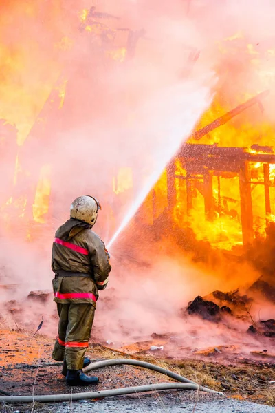 Brandweerman Blust Een Brand Een Oud Houten Huis — Stockfoto