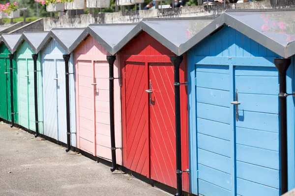 Reihe Farbenfroher Strandhütten Sonnigen Tagen — Stockfoto