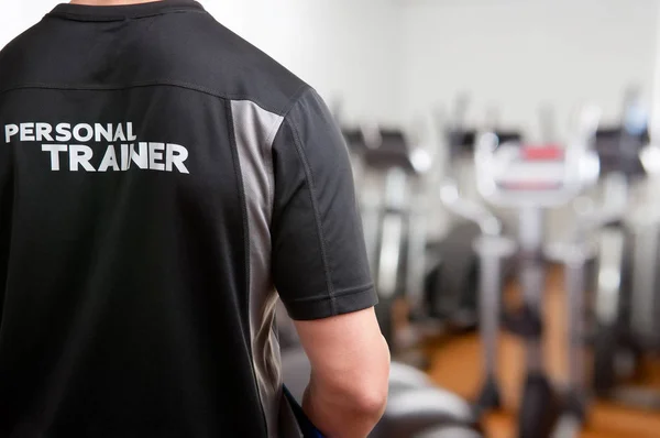 Personlig Tränare Med Ryggen Mot Kameran Titta Ett Gym — Stockfoto