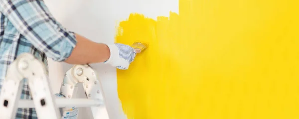 Conceito Reparação Renovação Casa Close Mão Masculina Luvas Pintando Uma — Fotografia de Stock