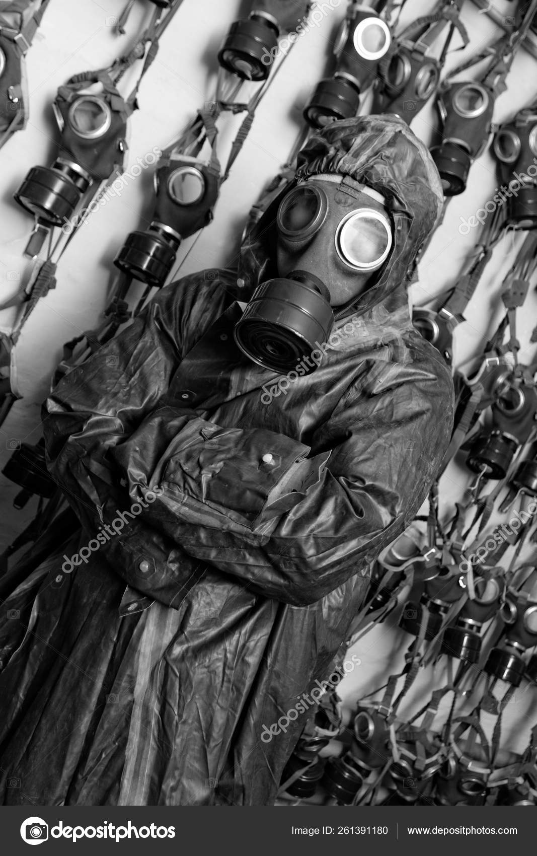 Foto Hombre Con Ropa Máscara Gas Segunda Mundial: fotografía de stock © YAYImages #261391180 Depositphotos