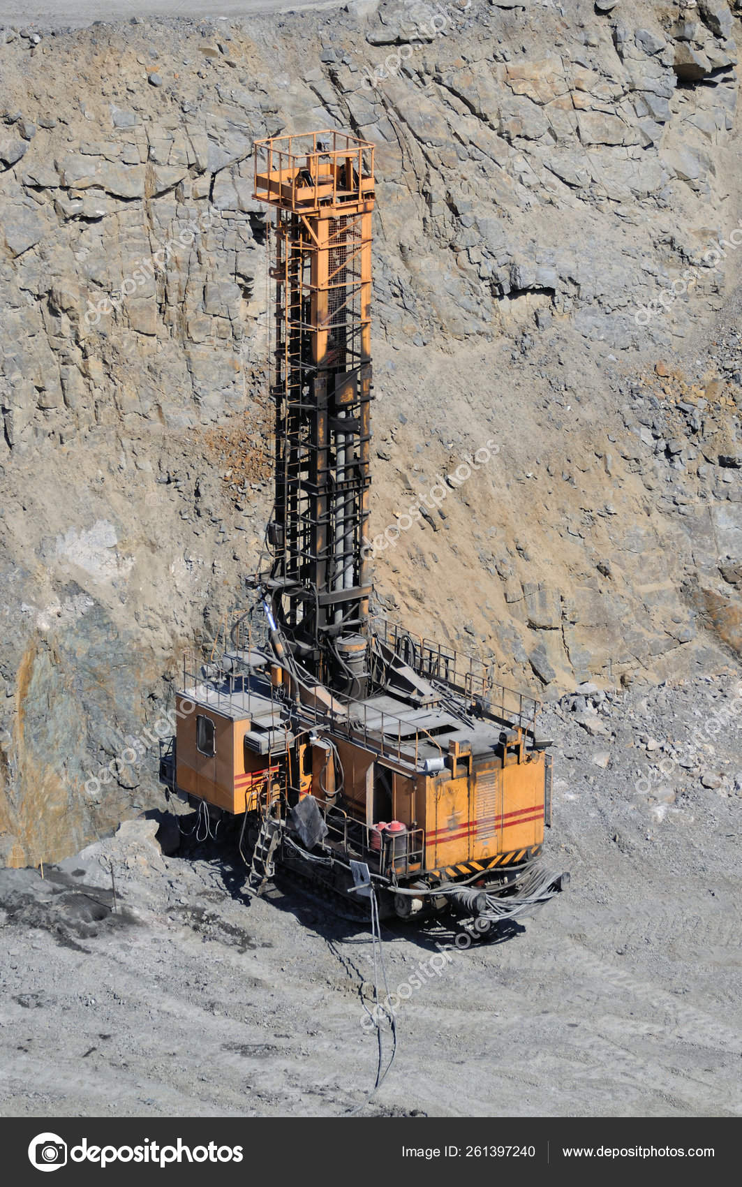 Эгрк. Карьерные буровые станки. Дрель шахтерская. Буровая машина для бурения скважин золото добычи. Бурение в карьере.