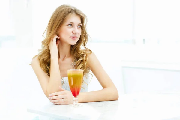 Joven Hermosa Mujer Con Vaso Bebida Sentado Café — Foto de Stock