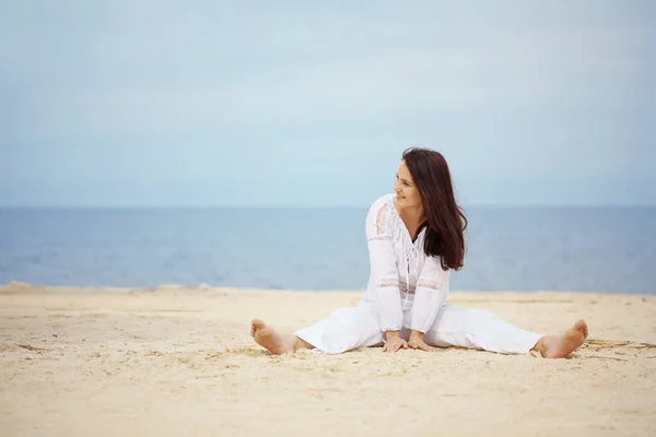 Junge Frau Ruht Sich Strand Meeresnähe Aus — Stockfoto