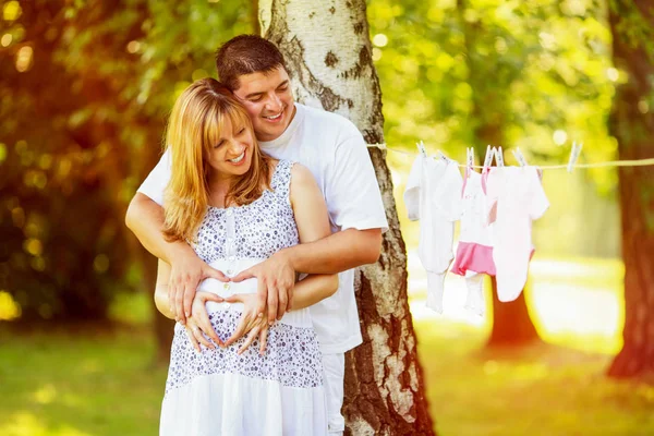 Šťastný Těhotný Pár Který Dělá Tvar Srdce — Stock fotografie