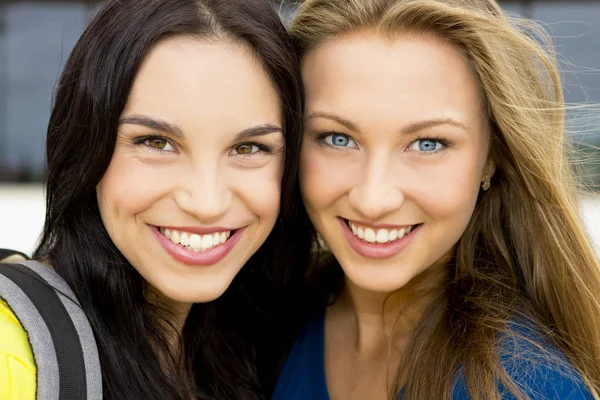 Retrato Uma Bela Duas Meninas Sorrindo — Fotografia de Stock