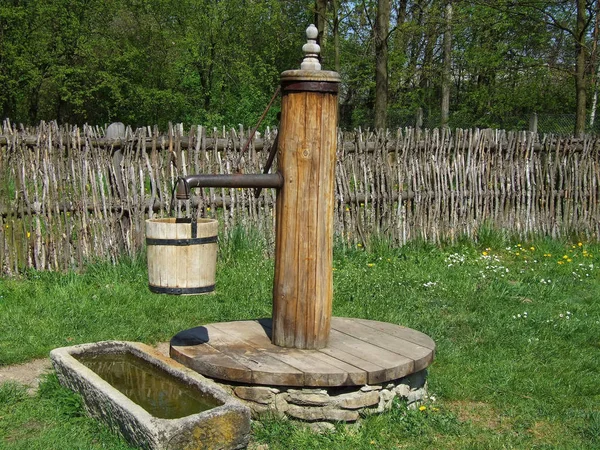 Old Wooden Pump Village Green Grass — Stock Photo, Image