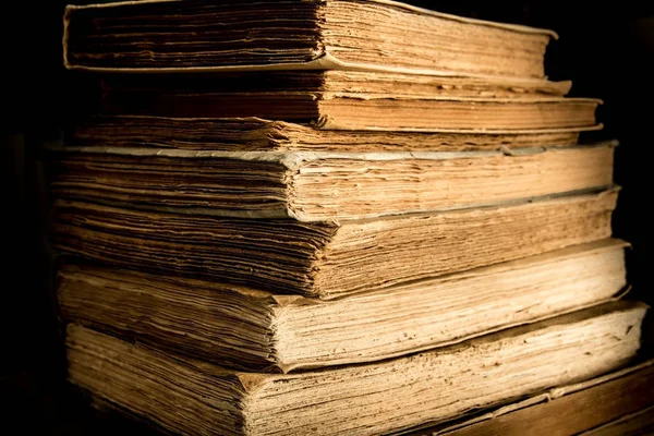 Bazı Eski Kitaplar Masanın Üzerinde Yakın Çekim — Stok fotoğraf