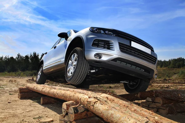Test Drive Suv Car Obstacles Field — Stock Photo, Image