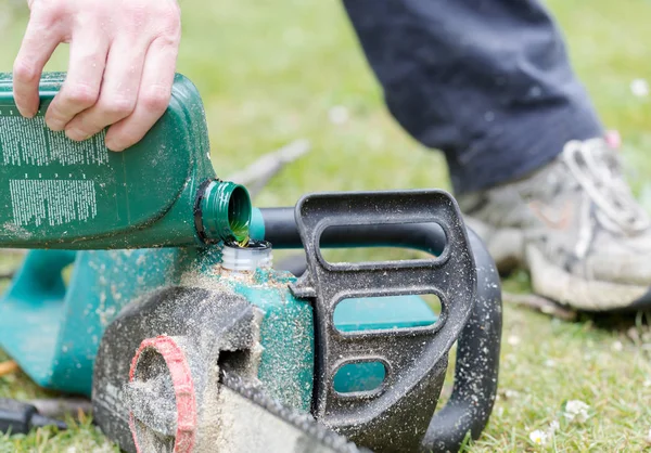 Handyman Pótolja Olajat Láncfűrész Lánc Karbantartása — Stock Fotó