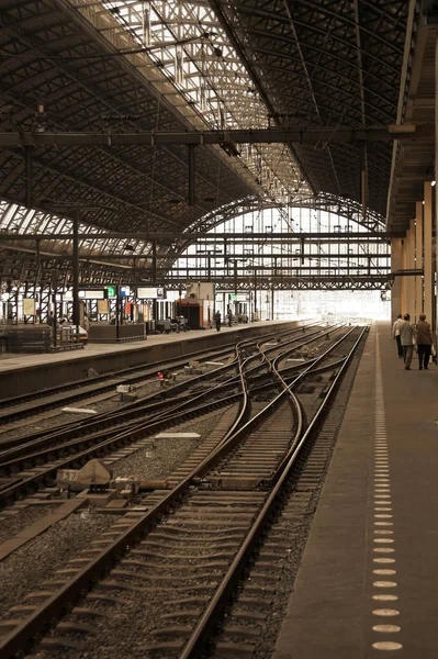 Amsterdams Järnvägsstation Inga Tåg Vissa Människor Plattformar — Stockfoto