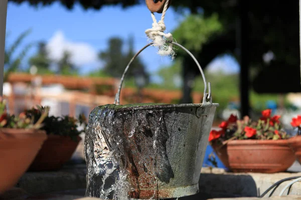 Lehren Aus Dem Brunneneimer Mit Erfrischendem Wasser — Stockfoto