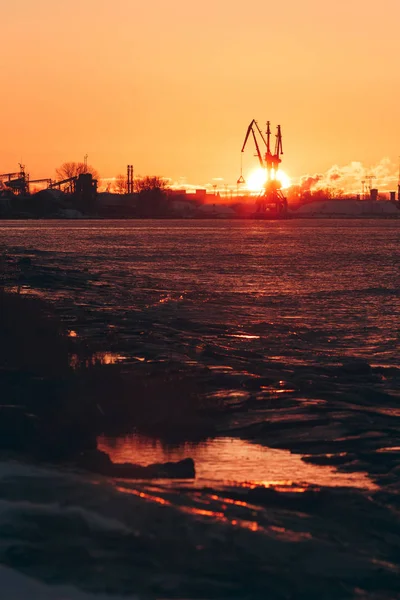 リガの貨物港の熱い冬の日の出 — ストック写真