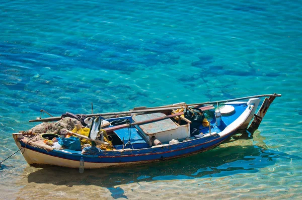 海岸で小さいボート — ストック写真