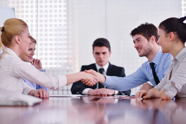 Geschäftsleute Geben Sich Die Hand Und Unterzeichnen Vertrag Hellem Modernem — Stockfoto