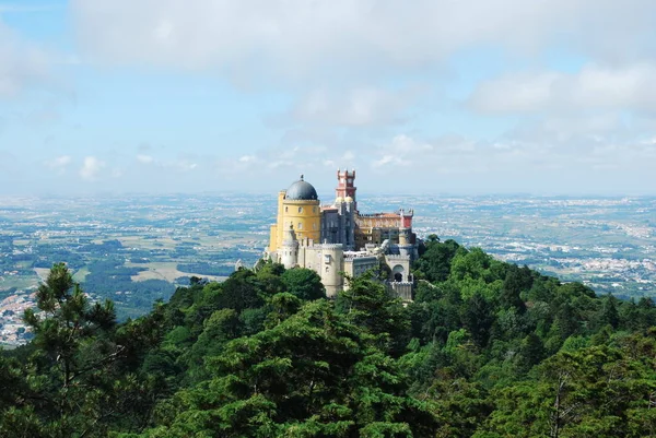 有名な宮殿とポルトガルの七不思議の一つ — ストック写真