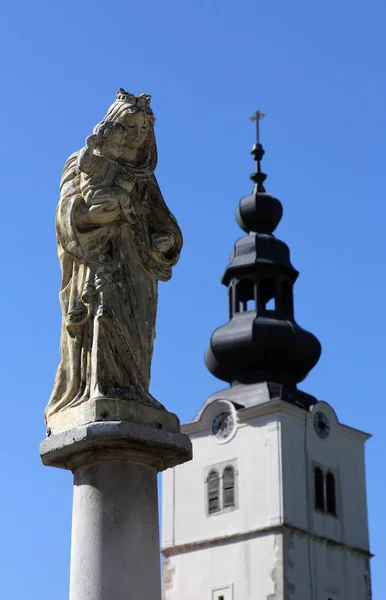 Santísima Virgen María Con Niño Jesús Frente Iglesia Parroquial Tuhelj — Foto de Stock