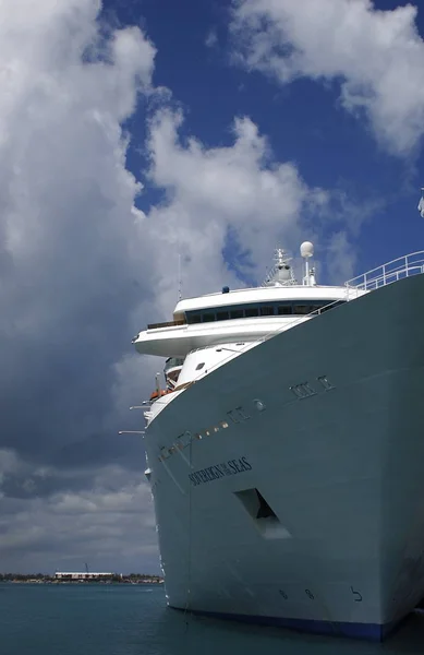 Crucero Inmóvil Contra Cielo Azul Nublado — Foto de Stock