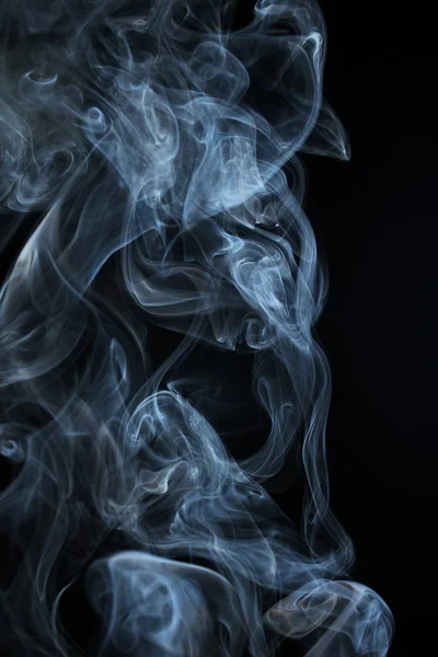 在新的上网本上的老电话黒背景の前で 抽象的な煙画像 — ストック写真
