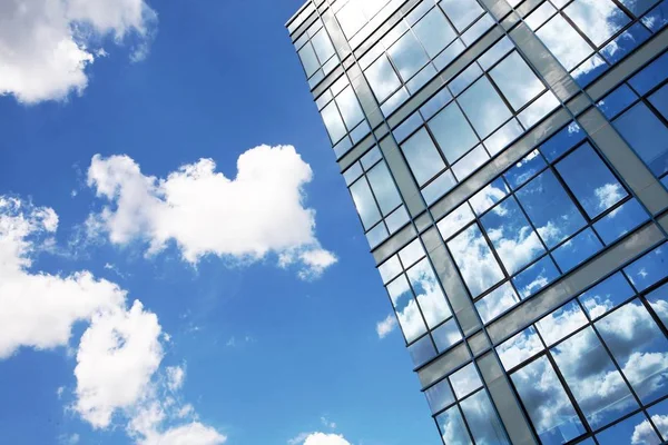 Edificio Vidrio Moderno Perspectiva Que Refleja Cielo Nublado — Foto de Stock