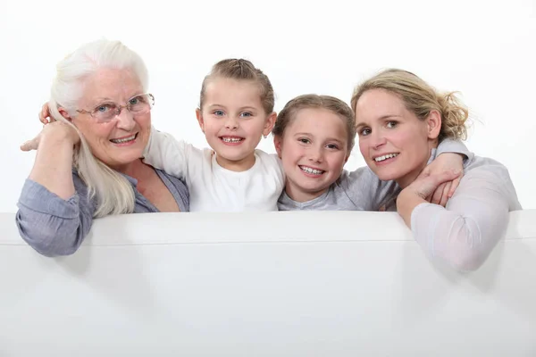 Büyükanne Anne Kızları Beyaz Işareti Arkasında — Stok fotoğraf
