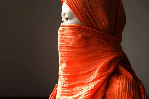 Close Van Een Islamitische Vrouw Bedekt Met Een Oranje Sluier — Stockfoto