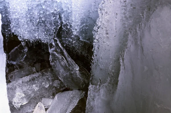 凍結する冬の地面にひびの入った氷の塊を覆う白い雪と冬のテクスチャの凍結する水で氷のブロックの屋外の表示 — ストック写真