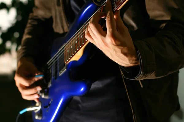 Homme Jouer Solo Sur Guitare Bleue — Photo