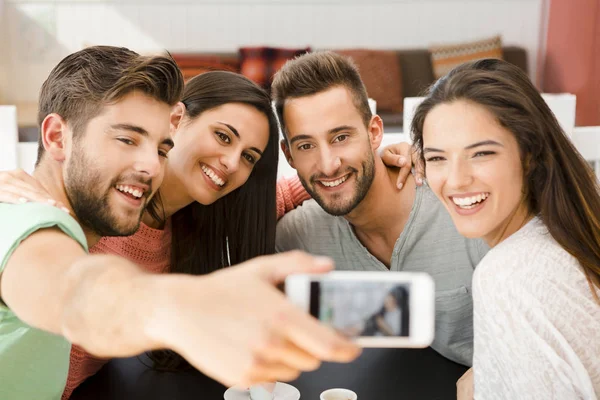 Grupa Przyjaciół Kawiarni Robi Sobie Razem Selfie — Zdjęcie stockowe