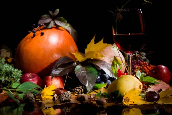 Herfst Gewas Met Rode Wijn Geïsoleerd Zwart — Stockfoto