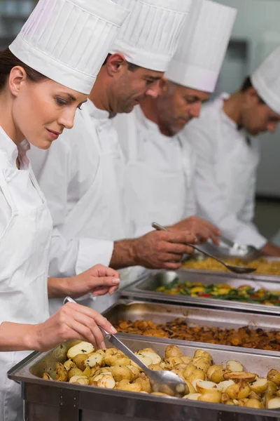 Chefs Que Sirven Comida Caliente Servir Bandejas Una Cocina Comercial — Foto de Stock