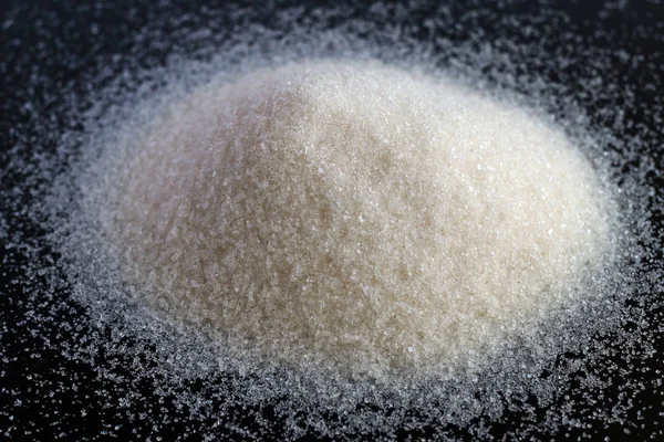 甘い砂糖または黒の背景に塩のヒープ こぼれた砂白糖の束 — ストック写真
