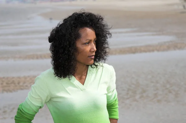 Красива Чорна Жінка Дивиться Над Морем — стокове фото