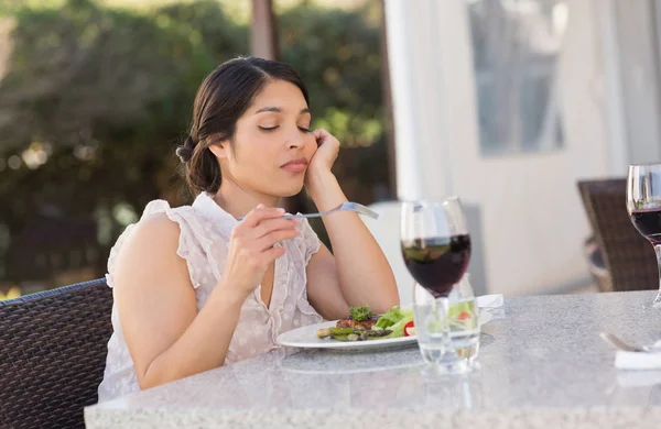 Znudzony Kobieta Jedzenia Sałatka Patio Restauracji — Zdjęcie stockowe
