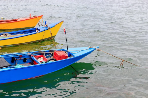 釣りと水の美しい色のための小さなボート — ストック写真