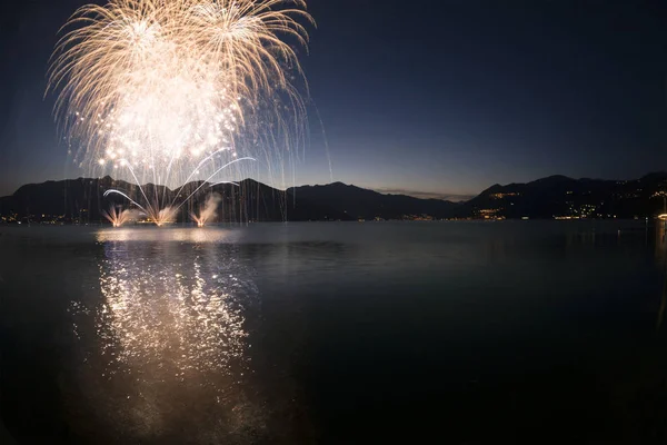 Vuurwerk Aan Oevers Van Luino Een Prachtige Zomeravond Varese Lombardije — Stockfoto