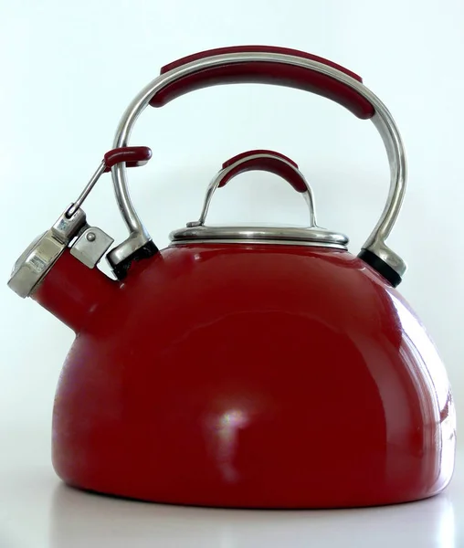 Красный Чайник Изолированные Белом — стоковое фото