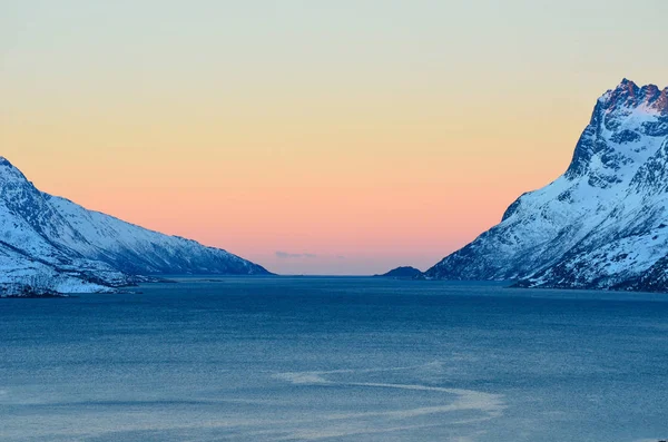 Pestré Ranní Nebe Nad Arktickým Fjordem Obklopeném Zasněženou Majestátnými Horami — Stock fotografie