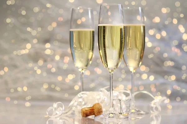 Tre Bicchieri Champagne Con Sfondo Argento — Foto Stock