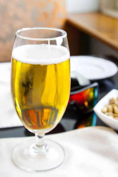 Vertikale Innenecke Detail Einer Schwarzen Tischplatte Mit Einem Glas Bier — Stockfoto