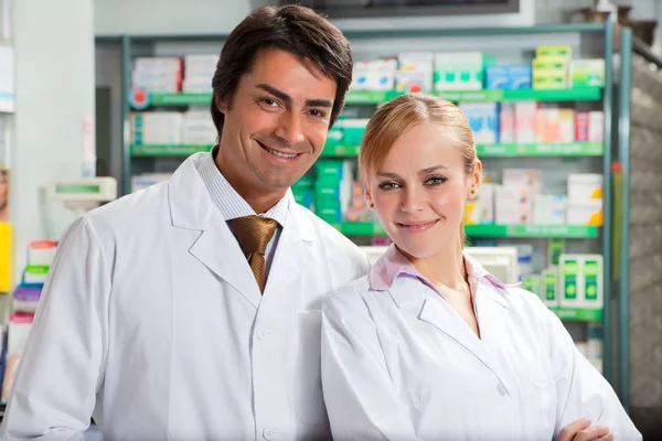 Retrato Dos Farmacéuticos Mirando Cámara Sonriendo — Foto de Stock