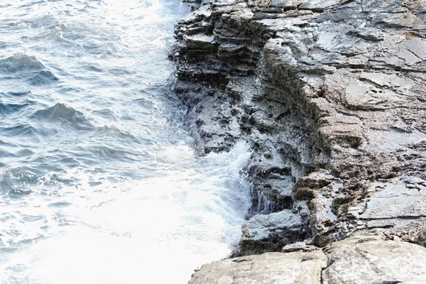 Playa Rocosa Rompe Las Enormes Olas — Foto de Stock